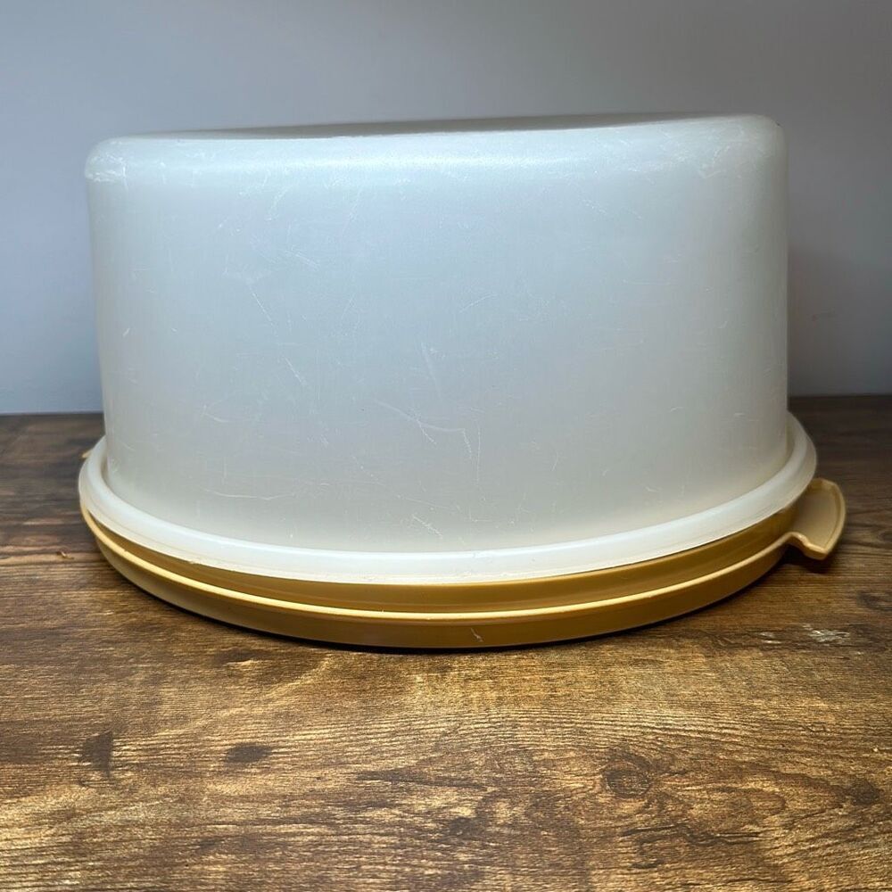 Vintage Tupperware Cake/Pie Holder Harvest Gold with Servin Saver No‎ Handle